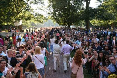 Students and parents arriving at William & Mary